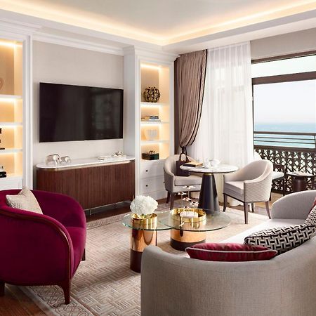 Jumeirah Mina Al Salam Dubai Luaran gambar A living room at the Ritz-Carlton, DIFC