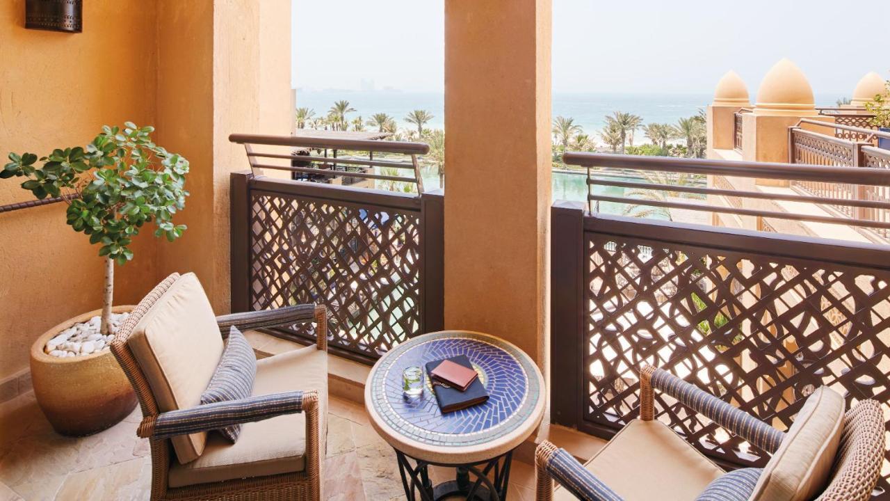 Jumeirah Mina Al Salam Dubai Luaran gambar A balcony at Jumeirah Atlantis
