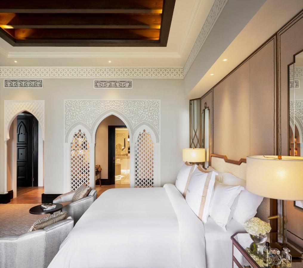 Jumeirah Mina Al Salam Dubai Luaran gambar A bedroom at the hotel