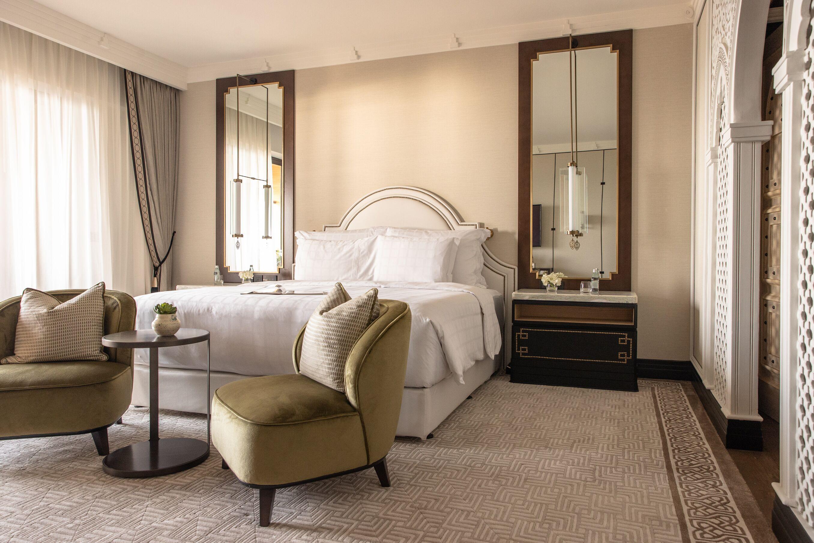 Jumeirah Mina Al Salam Dubai Luaran gambar A bedroom at The St. Regis Mumbai