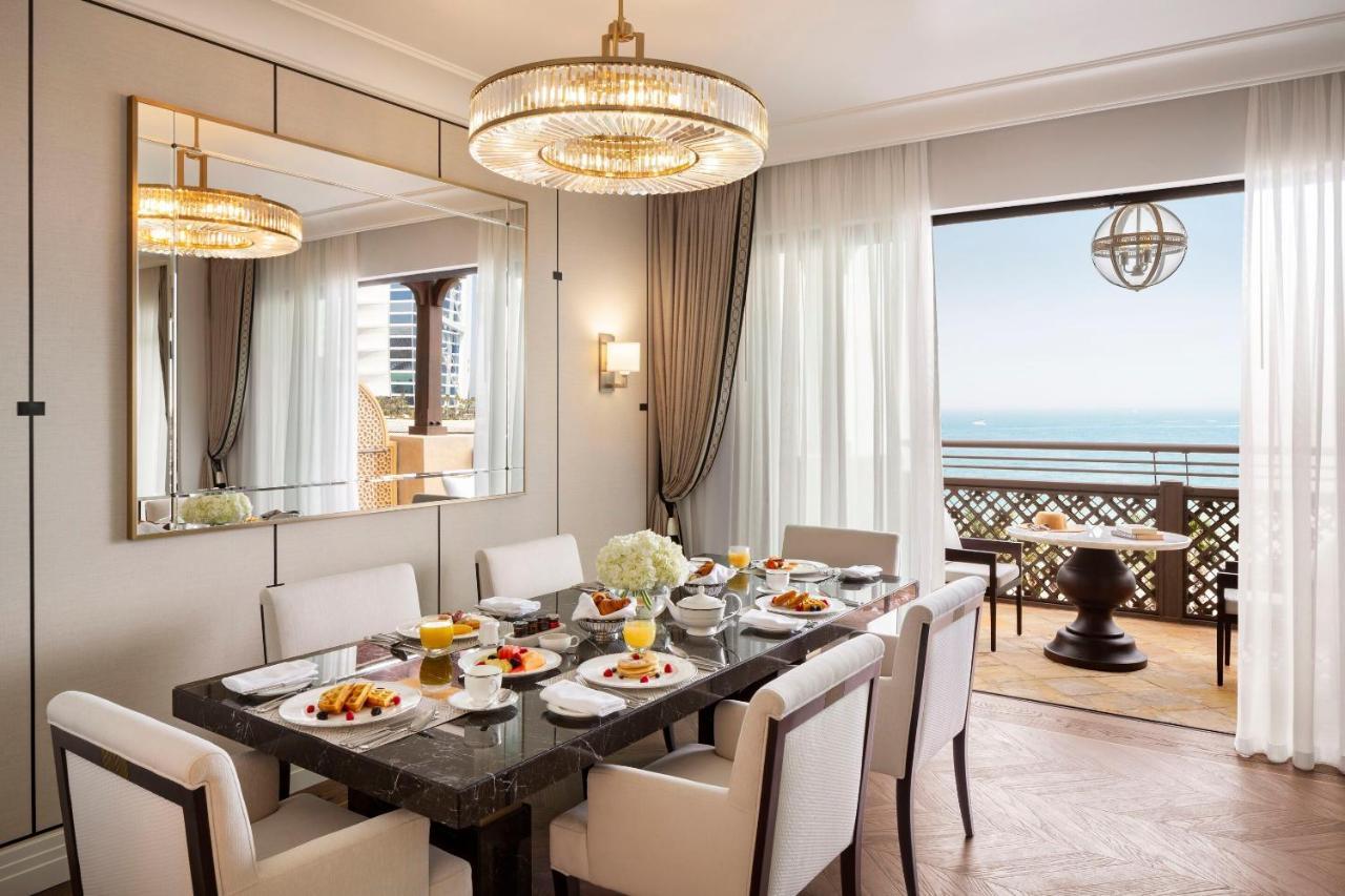 Jumeirah Mina Al Salam Dubai Luaran gambar A dining room at the Four Seasons Hotel