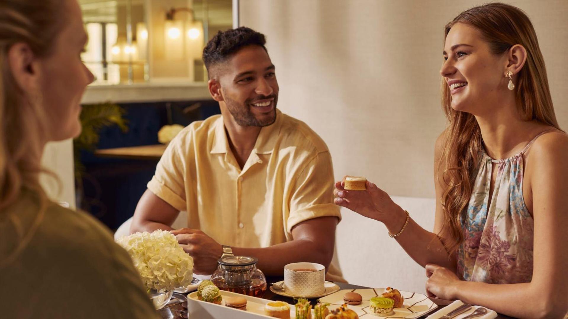 Jumeirah Mina Al Salam Dubai Luaran gambar A man and a woman at a dinner party
