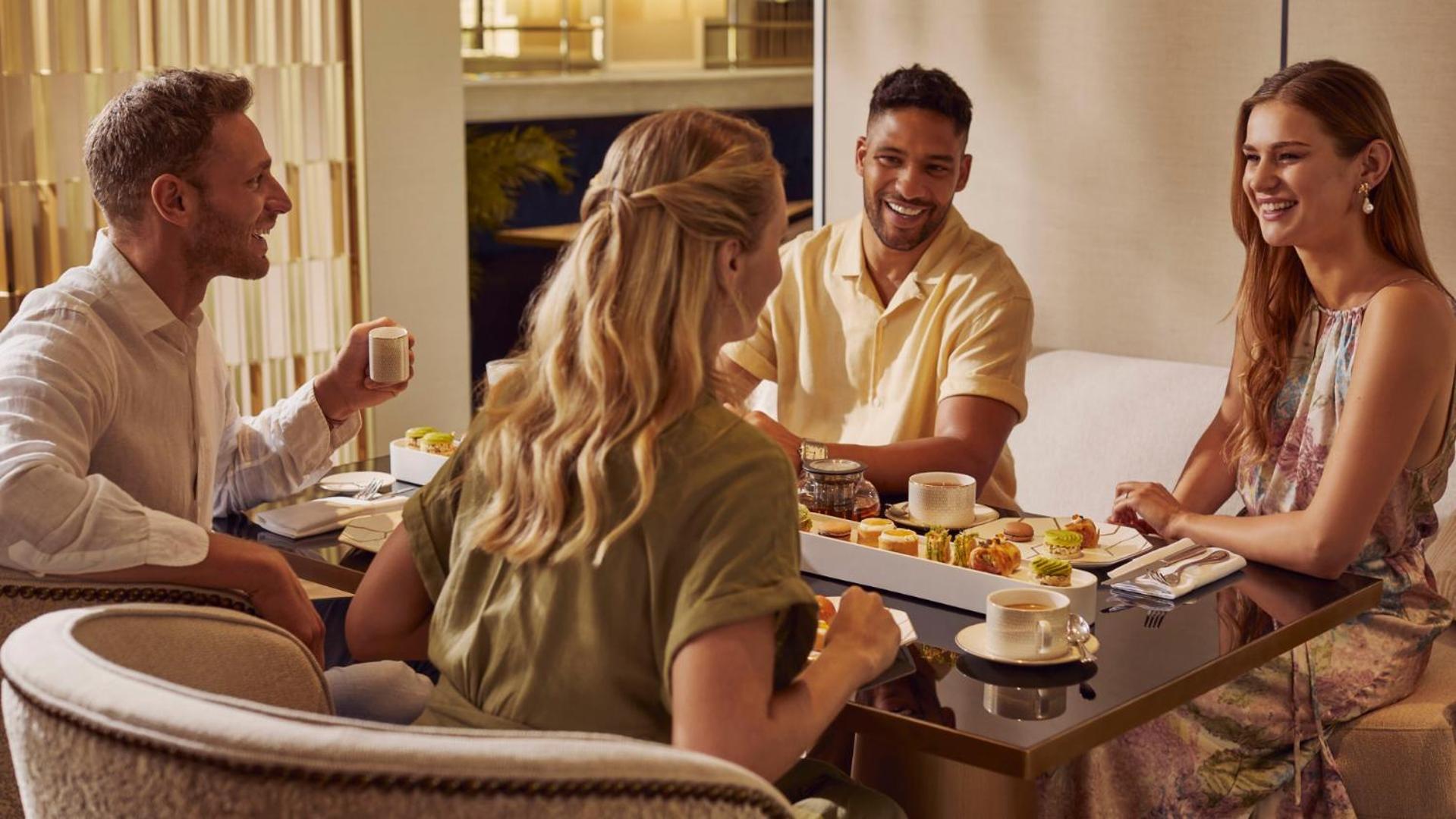 Jumeirah Mina Al Salam Dubai Luaran gambar A group of people socializing
